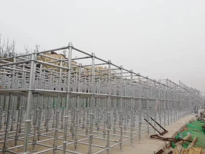 搭建腳手架橫向掃地桿與縱向掃地桿時，怎么設(shè)置好？ (圖1)